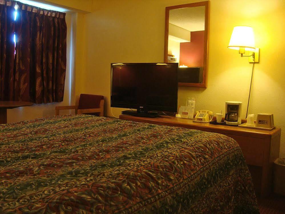 Amerivu Inn & Suites-Avon Экстерьер фото
